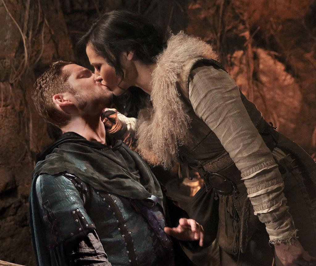 реджина провожает робин гуда. реджина провожает робин гуда. реджина провожает робин гуда. регина миллс и робин гуд. однажды в сказке злая королева реджина и робин гуд.