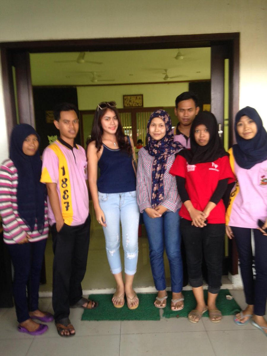 mayasyifa's tweet photo. Tadi abis ketmu sama syilov's di cirebon ..😊😉 http://t.co/YiHW1YsPxy