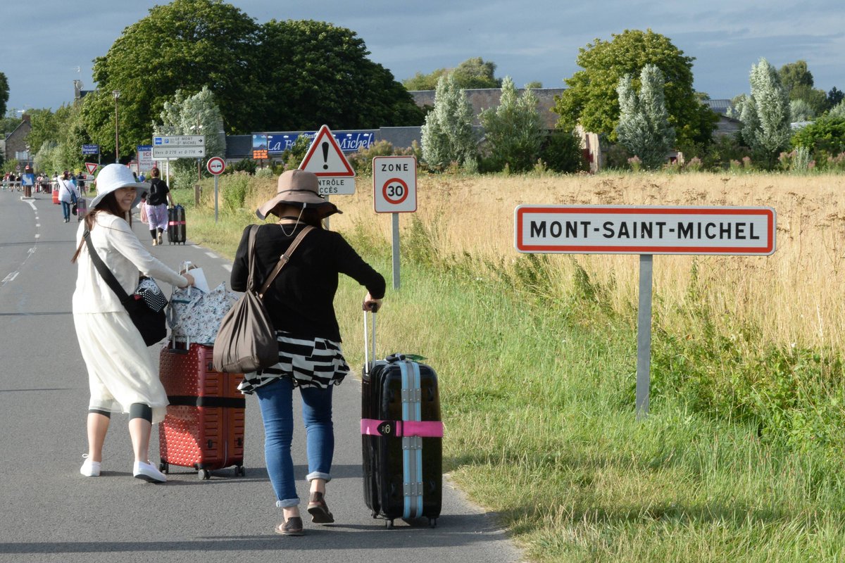 OuestFrance's tweet photo. #agriculteurs en colère. Direct. Le Mont Saint-Michel à nouveau bloqué http://t.co/je5Fo4ES20 http://t.co/f8wfJ9g7zq