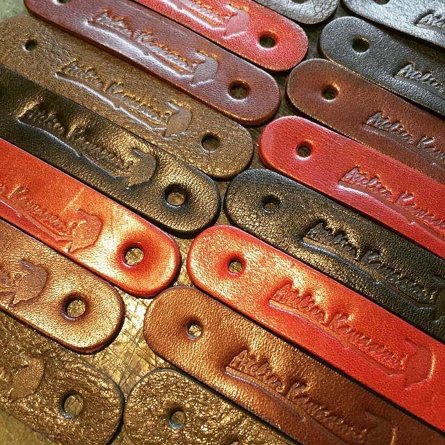 InstaKyoto's tweet image. 細かいところをいろいろ試しながら結構作った気がする。

次は真鍮のホック金具打たないとね。

#CableHolder #AtelierKawasemi #エクセーヌ #素材見本も… ift.tt/1LzJZJf