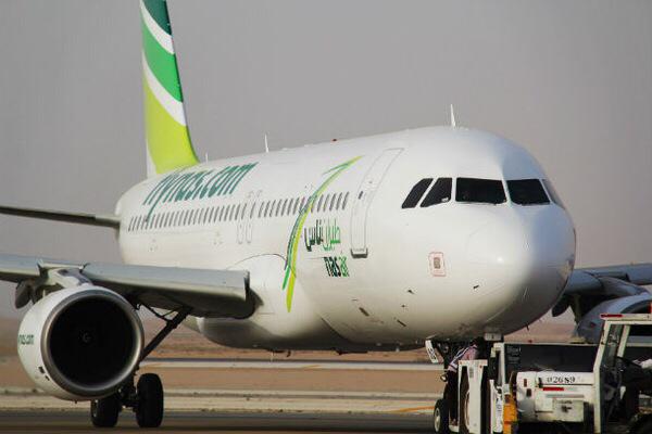 UAE_BARQ's tweet photo. طيران ناس السعودي يكرم طيارا لعودته للمدرج لإحضار دواء راكبة مصابةبالسرطان نسيت تناول الجرعة./الأكثر مشاهدة #ا��سعودية http://t.co/X1YV762czB