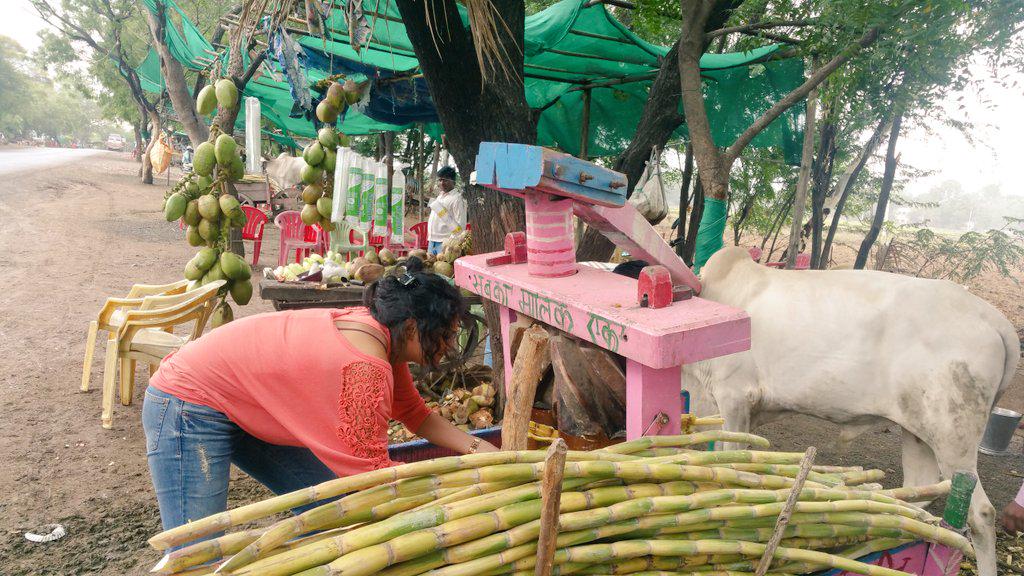 HariPrriya6's tweet photo. Finally made some sweet juice out of dis sugarcanes😁 #RoadsideFun💃 #Pune😎 #Lovely weather 😍 http://t.co/QqLWgw4ly0