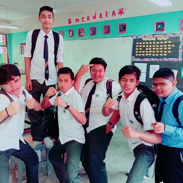 DayatMardi's tweet photo. #sajanakthrowback #maxwellian #sebabrindukawan2sekolah #sayasayangcikgusayacekualicikguraja #teakwondo #kipidaphahaha http://t.co/lwhWbumDjo