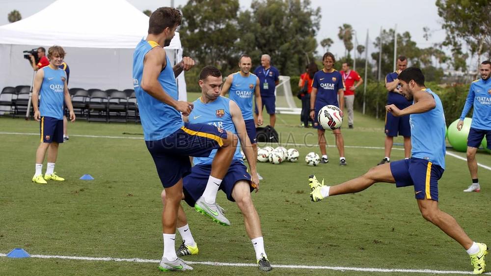 3piqueFANS3's tweet photo. FOTOS: Yesterday's training in Los Angeles ! #FCBtraining http://t.co/VWGtXz3S6L