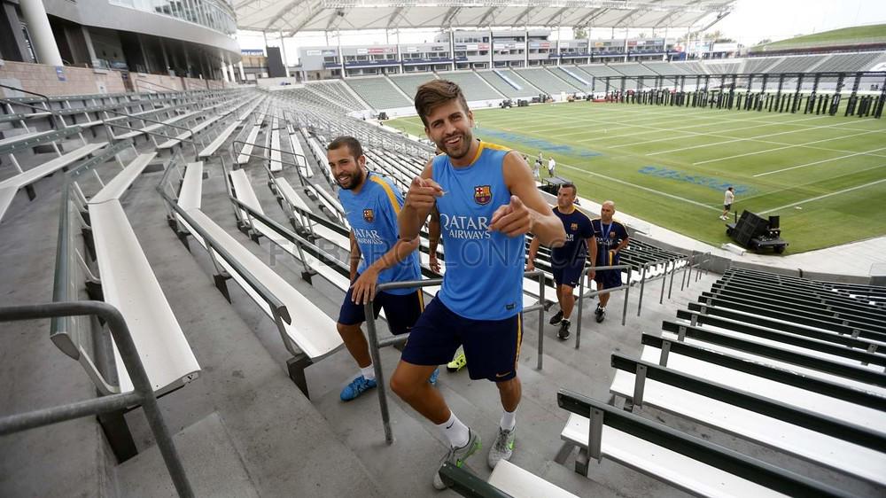 3piqueFANS3's tweet photo. FOTOS: Yesterday's training in Los Angeles ! #FCBtraining http://t.co/VWGtXz3S6L