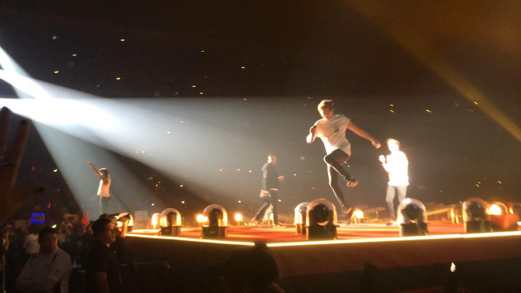 DevoninaLeonida's tweet photo. Look at this little ball of sunshine hopping around. I LOVE HIM SO MUCH. #NiallAppreciationDay -m http://t.co/kq5l24KJpH