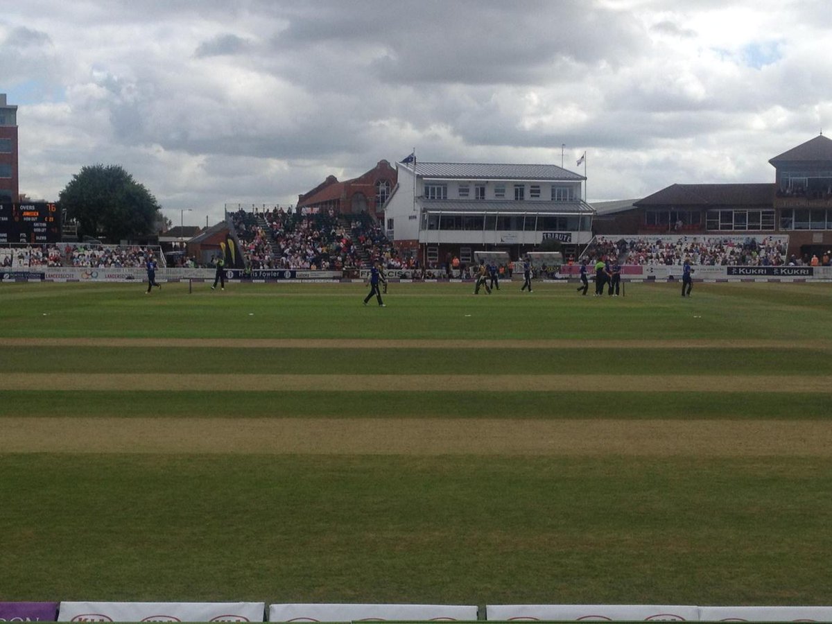 Midaybds's tweet image. Eng Aus ladies ODI 8 overs in and not 1 handstand or cartwheel in the outfield