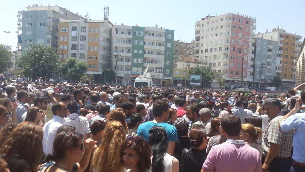 edip21's tweet photo. Amed bütün kurumlarıyla DTK binası önünde Suruç katliamını protesto ediyor http://t.co/6YRYFPz5UD