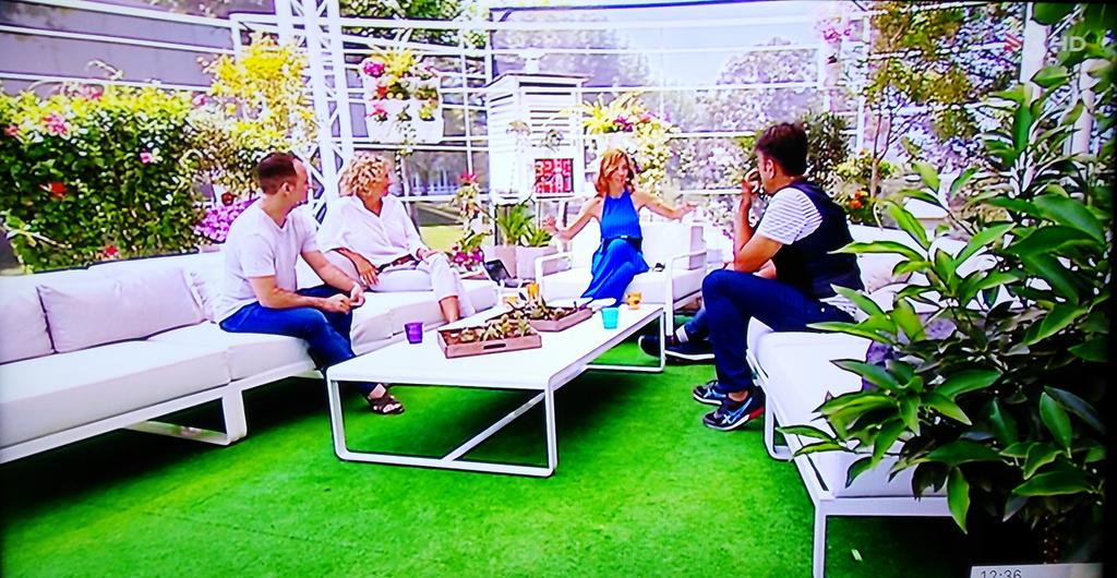 Teatralnet's tweet photo. Ara mateix a @elsmatins entrevisten a #Teatralnet, amb el director Albert Miret, @AngelsGonyalons i @daniel_angles! http://t.co/H2Z646Dzn5