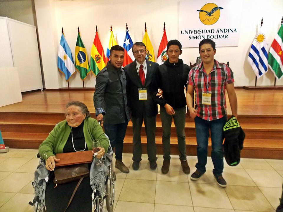 cm_Historia's tweet photo. Compartimos fotos de nuestros compañeros en el IX Congreso de Historia. Quito 2015, Universidad Andina Simón Bolívar. http://t.co/ZqnGNW7AMt