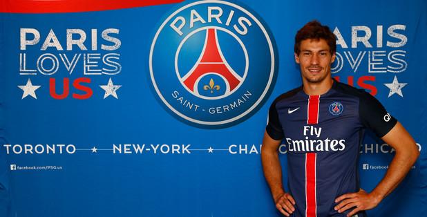 PSG_espanol's tweet photo. ¡Bienvenido @BenjiStambouli! El mediocampista firmó con nosotros hasta el 2020. #ParisLovesUS http://t.co/ed4waWX1hC http://t.co/zXSsjA2Vqo