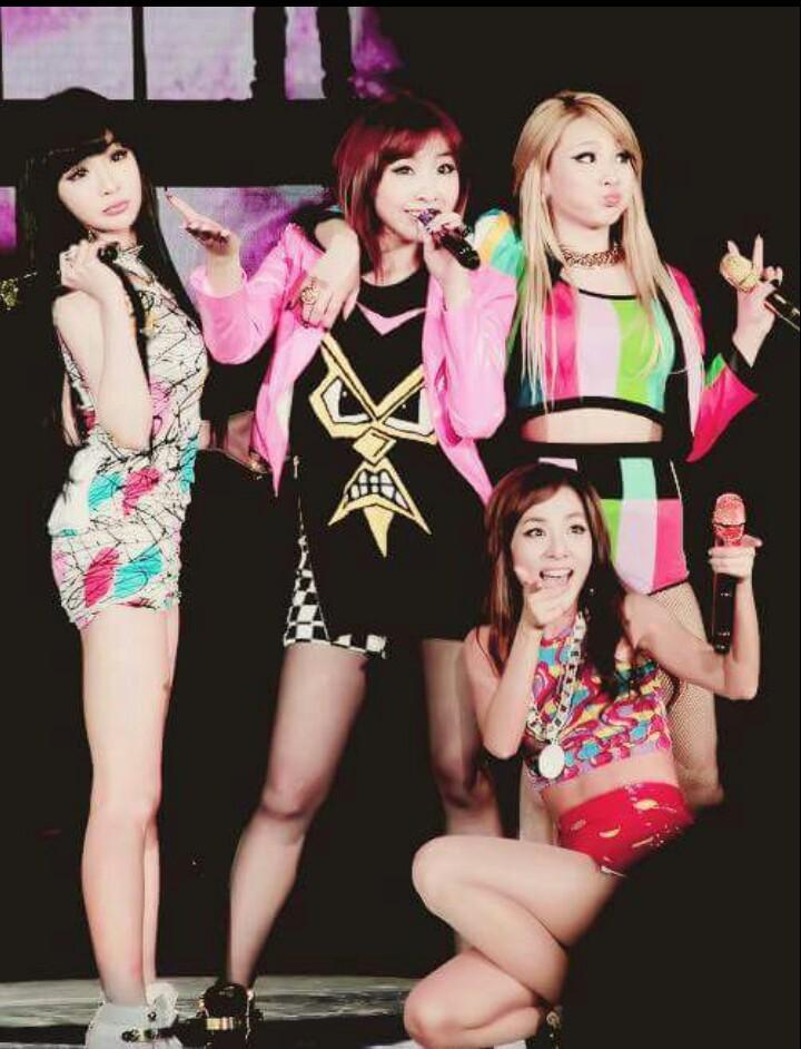 GizemEmktr's tweet photo. FOUREVER. 💜💚❤💕#MissingYou2NE1 http://t.co/jbDtQUTpSY