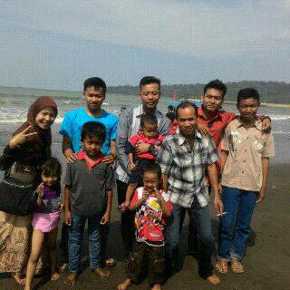 agusrimast's tweet photo. liburan di pantai bareng sodara yang ngga direncanain :D http://t.co/uxVvUTjmBO