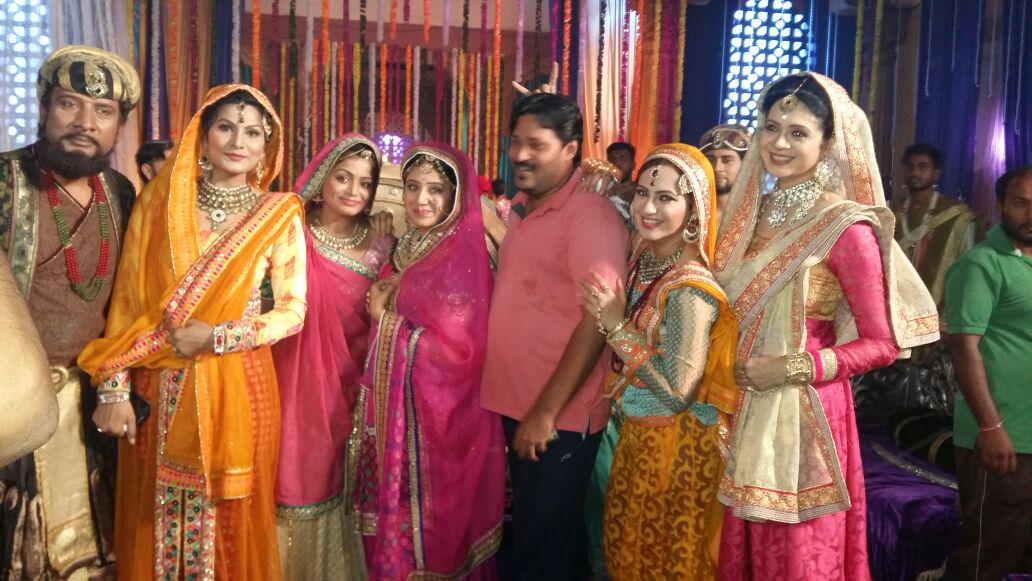 Manisha Yadav on Twitter: "Love u muh Jodha Akbar family... http://t.co