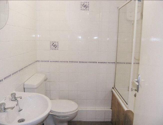 debrabarman's tweet photo. Great #investment - 3 bed flat in #Fleet £195,000 - annual yield of 5.23% based on rent of £850 @LeadersLimited http://t.co/ju4DDgw8tl