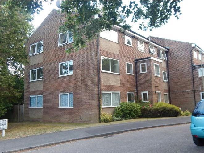 debrabarman's tweet photo. Great #investment - 3 bed flat in #Fleet £195,000 - annual yield of 5.23% based on rent of £850 @LeadersLimited http://t.co/ju4DDgw8tl