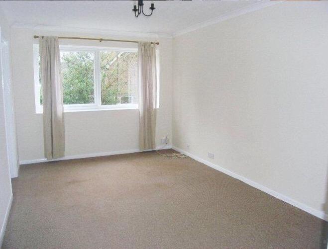 debrabarman's tweet photo. Great #investment - 3 bed flat in #Fleet £195,000 - annual yield of 5.23% based on rent of £850 @LeadersLimited http://t.co/ju4DDgw8tl