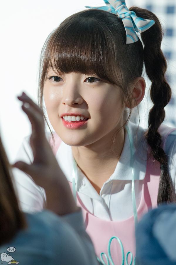 Arin_Thailand's tweet photo. [Fantaken] 150607 #OhMyGirl  @ Myeondong Fansign [©ohmy8irl] #아린 #Arin http://t.co/7w2PDWYniu