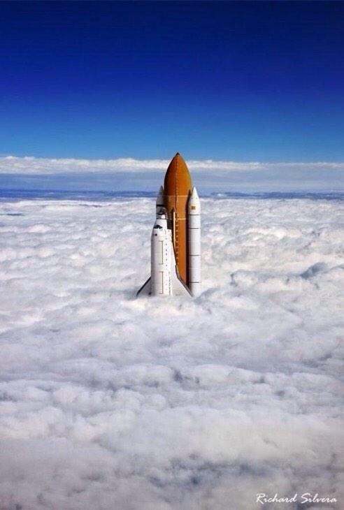 CoinWuTang's tweet photo. Transbordador espacial atravesando las nubes. ¡Impresionante!
Fotografía de Richard Silver. http://t.co/kK5cNUcNLg
