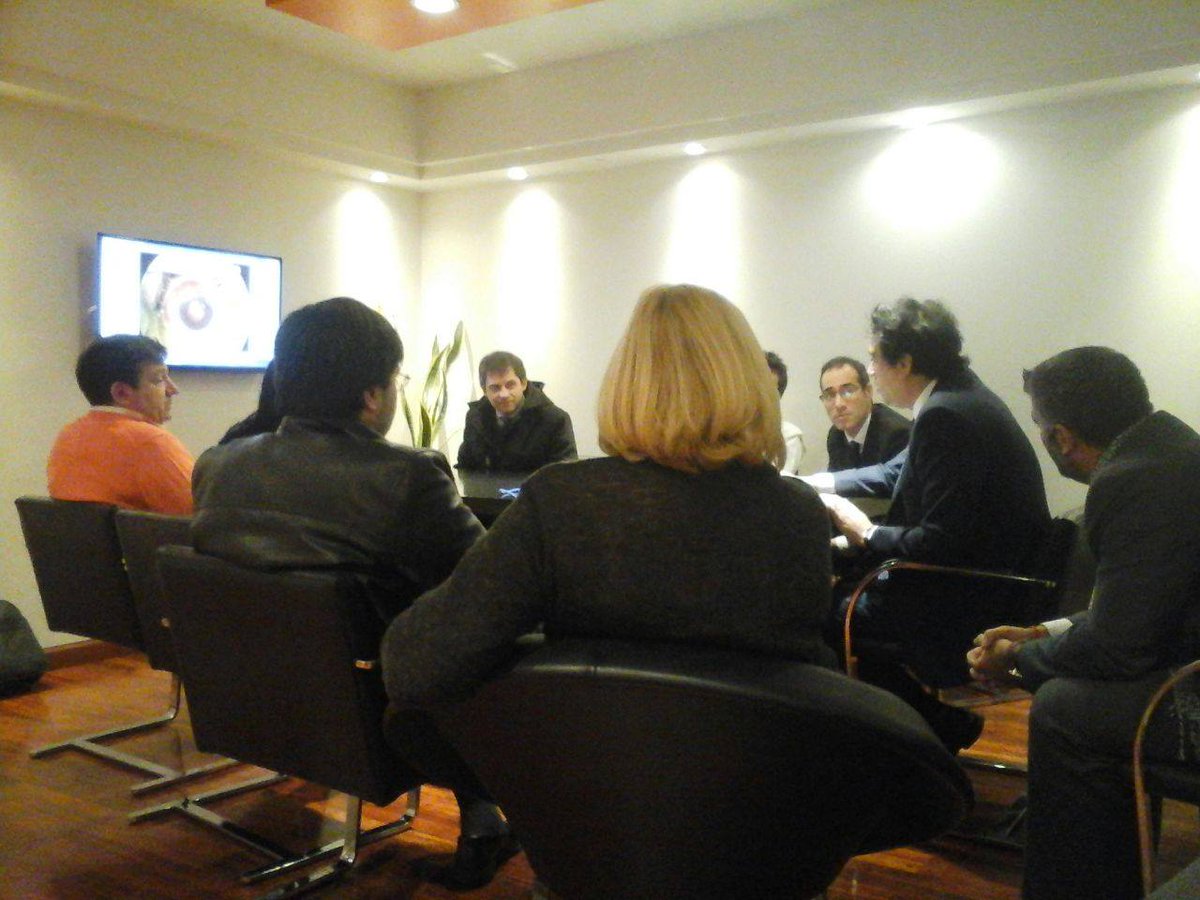 DrMirandaPedro's tweet photo. #AteneoMédico @Dyter_Vision Espacio para la capacitación y desarrollo de nuestros profesionales #HDAnalyzer #Excimer http://t.co/pBZda20z1b