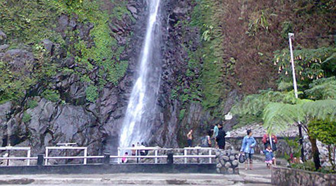 liputan6dotcom's tweet photo. BPBD Jatim: Air Terjun Sedudo Nganjuk Longsor, 3 Orang Tewas http://t.co/h3ooKWu09r http://t.co/LEKPJBh7gi