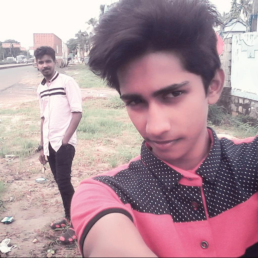 anaz_sunu's tweet photo. Selfie with my brw @mohamedansab007 http://t.co/3VumscBoob