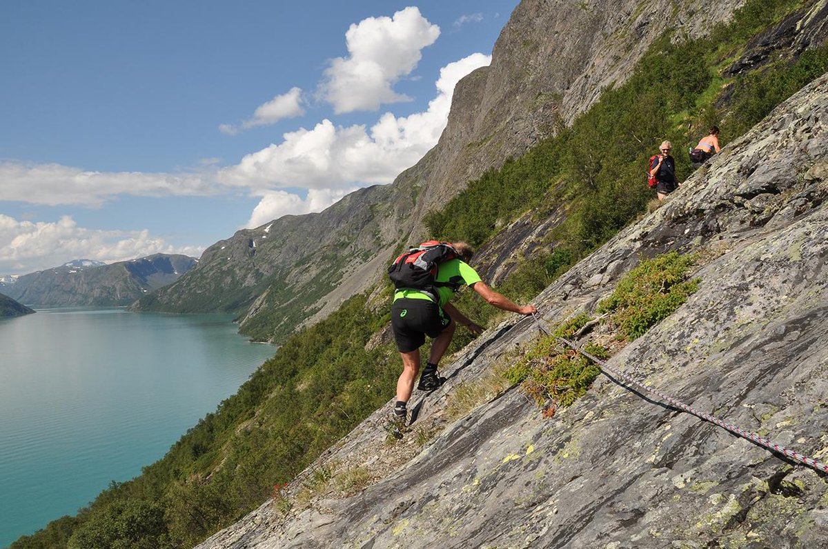 De Besseggen is een Noorse berg met steile wanden. Rustig zigzaggend kom je ook op de top. bit.ly/1CNdJAW