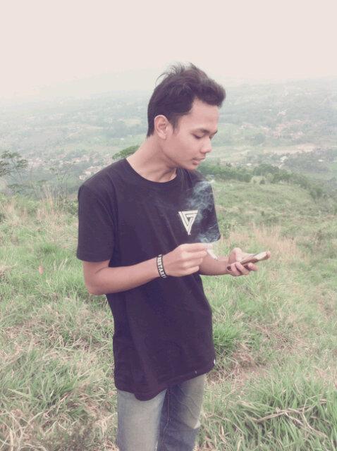 Nyoba'in Tees  <a href="/loodstcloth/">Loodst Cloth</a> <a href="/LSP_JKT/">LSP_JKT</a> "Rosebones"  #LOODSTCLOTH enak jg bahannya adem, sablonnya discharge.. keren!