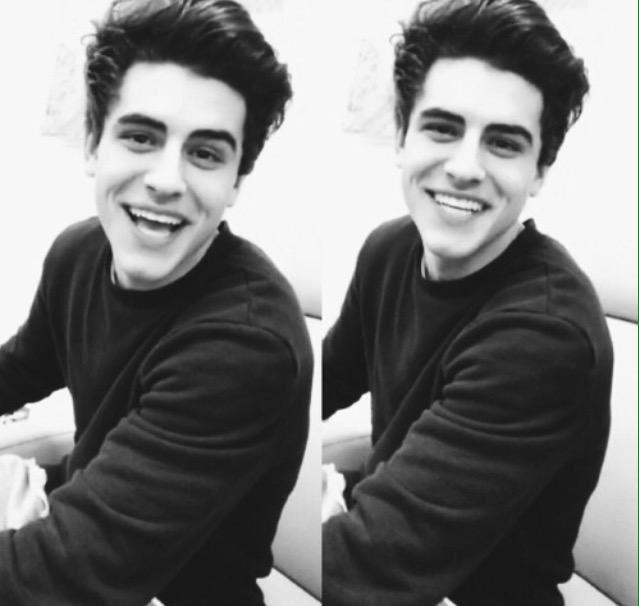 Hi cute ass peoples! How about you RT for a new, handsome, fake account? Not new to FL✌🏼️