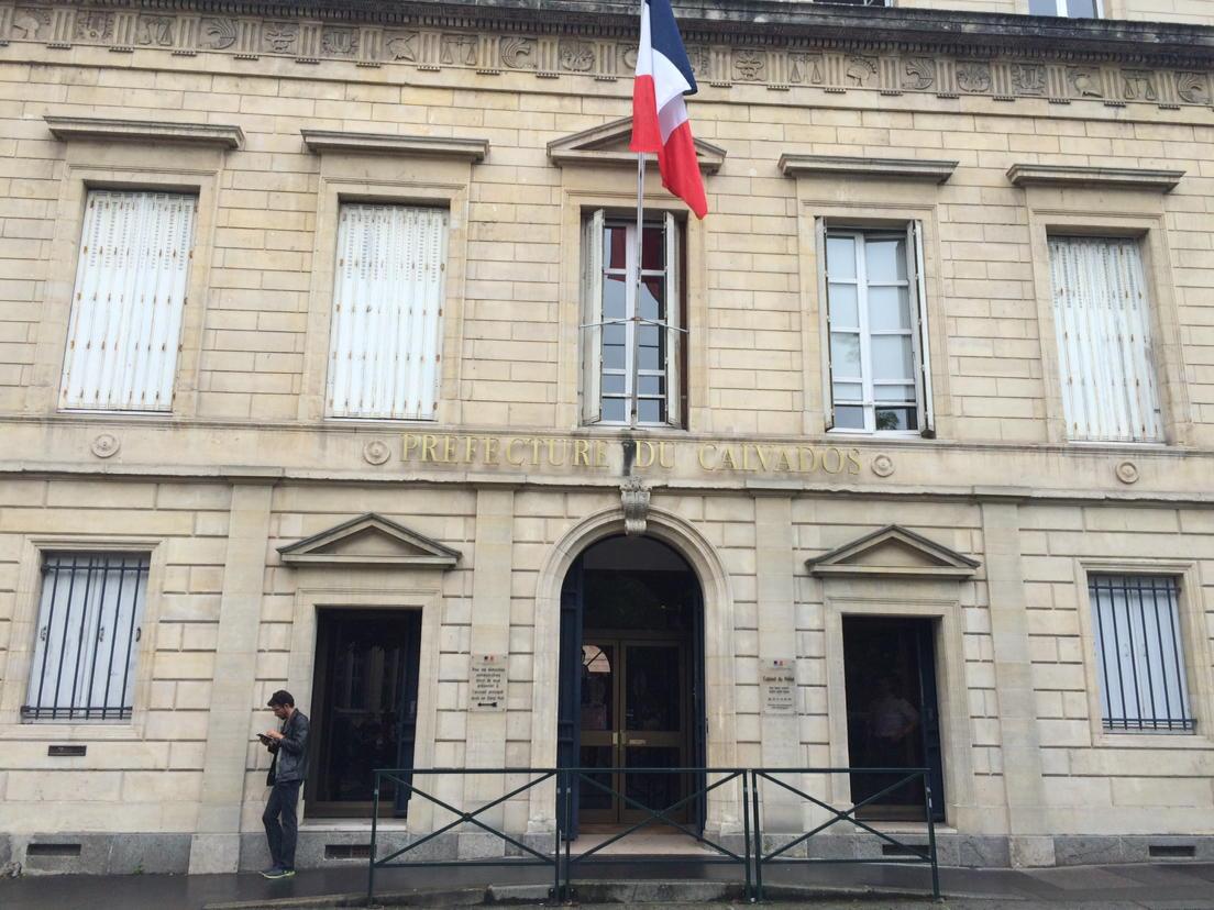 N_Bonnin's tweet photo. S. Le Foll est attendu à 16h à la préfecture du Calvados. Beaucoup de journalistes et de policiers. #agriculteurs http://t.co/Xh3RnIG5je