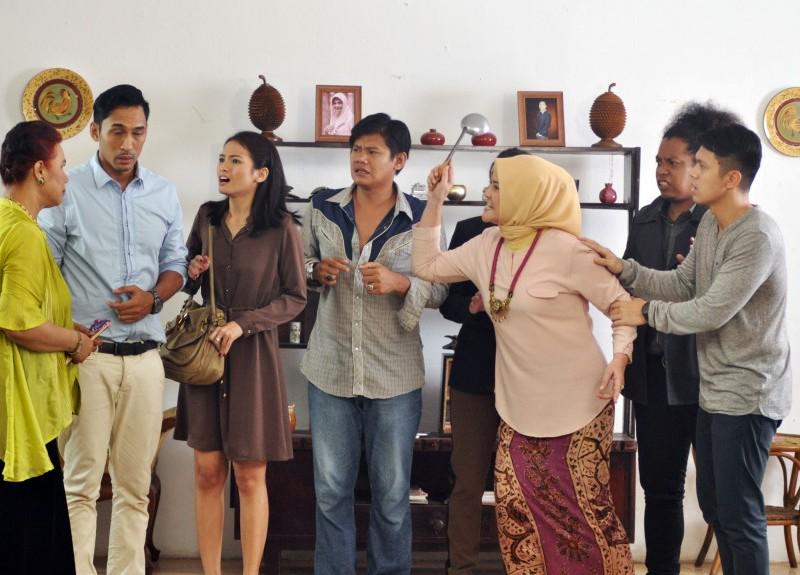 Petikan_Film's tweet photo. Ke bioskop yuk! Nnton @Lamaran_Movie 😃 cc:@rapifilm @septriasa_acha @RezaNangin @Arie_Kriting @MakGondut http://t.co/ToJgOgIkEg