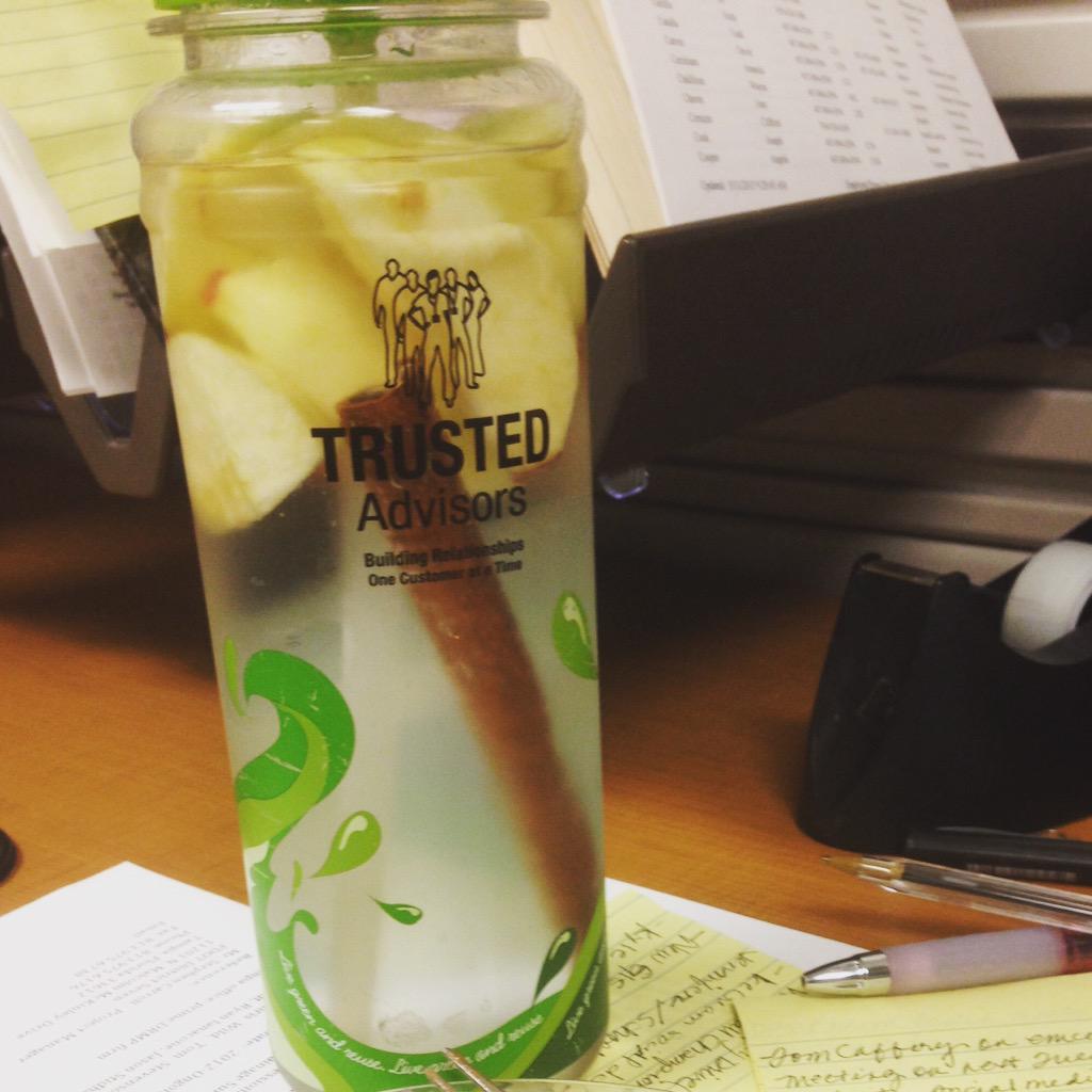 lupussistas's tweet image. Apples slices and cinnamon stick in my water to help burn belly fat suggested by @thefit_movement #fitmovement #move