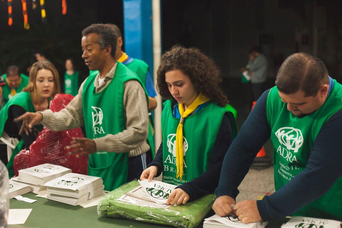 ADRABrasil's tweet photo. Voluntários realizam a entrega de 3.160 cobertores para famílias no RS. https://t.co/hqaKBDsybU #chuvanoRS http://t.co/VMifQ2MnPs