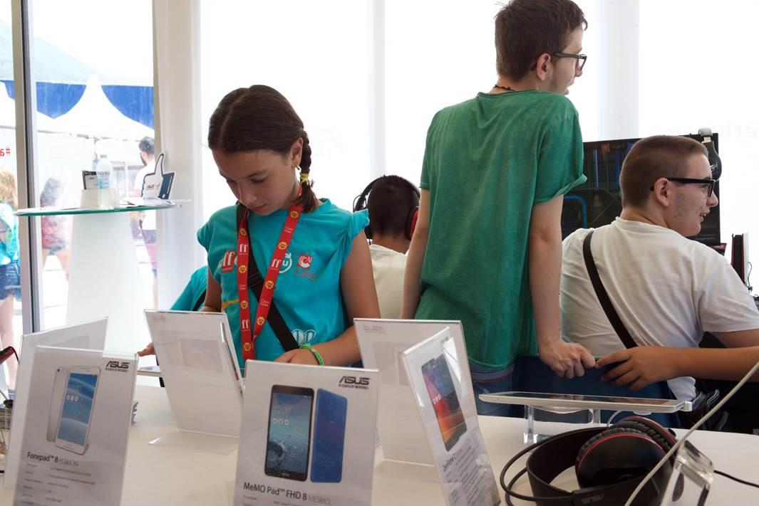 ASUSItalia's tweet photo. #ASUSexperience vi aspetta a #Giffoni2015, venite a a divertirvi insieme a noi! Foto di @gaetanodelmauro http://t.co/Q0GyiVoRnU