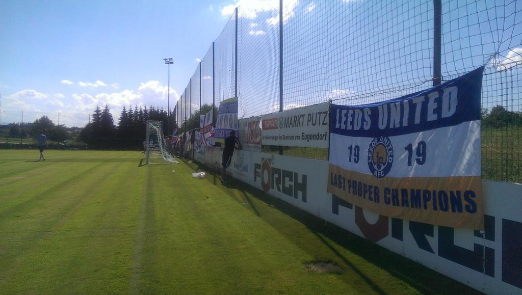BECCH1O's tweet photo. The flags are out in force for tonights game. #lufc #lufcontour @lufc http://t.co/V8SI30zju0