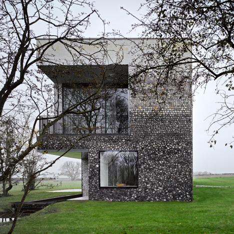 IDSToronto's tweet image. Flint house uses old material not often used in contemporary architecture bit.ly/1JupwRD via @Dezeen