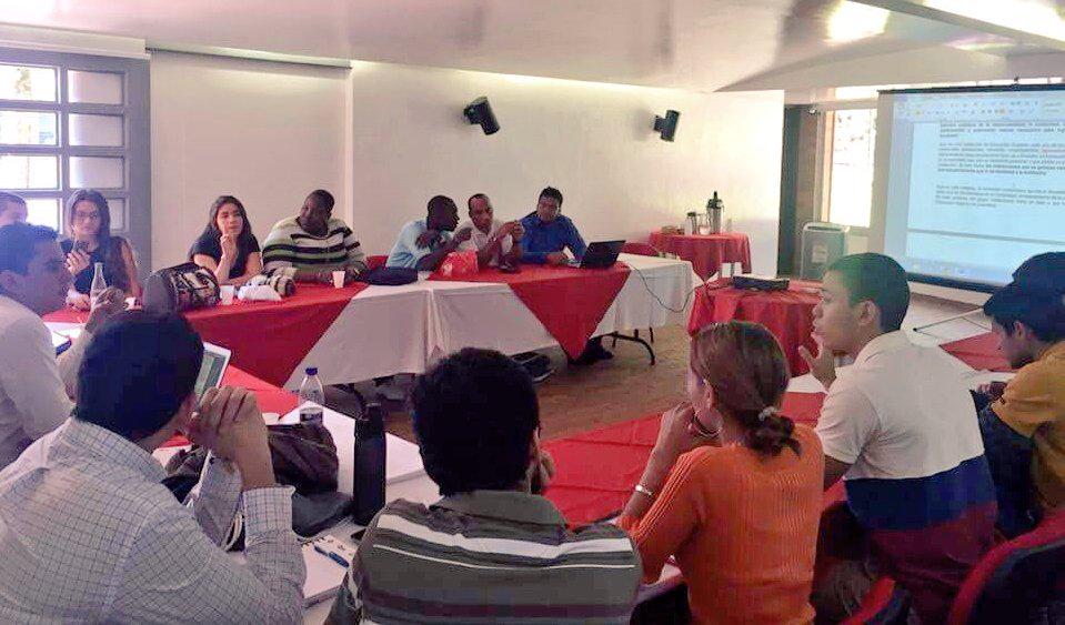 Representantes estudiantiles de instituciones públicas y privadas, trabajando en política de bienestar universitario.