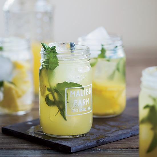 foodandwine's tweet image. 7 great cocktails to drink by the pool: fandw.me/1HFdt5V