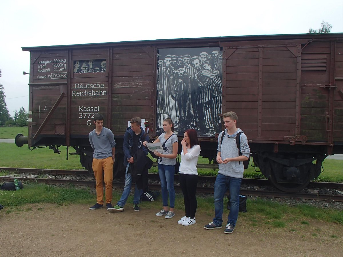 GedenkstaetteNG's tweet photo. Das Gymnasium #Eversten hat die Gedenkstätte erkundet und darüber einen Bericht geschrieben: http://t.co/pWsnhII6UY http://t.co/l0JrKLMFOg