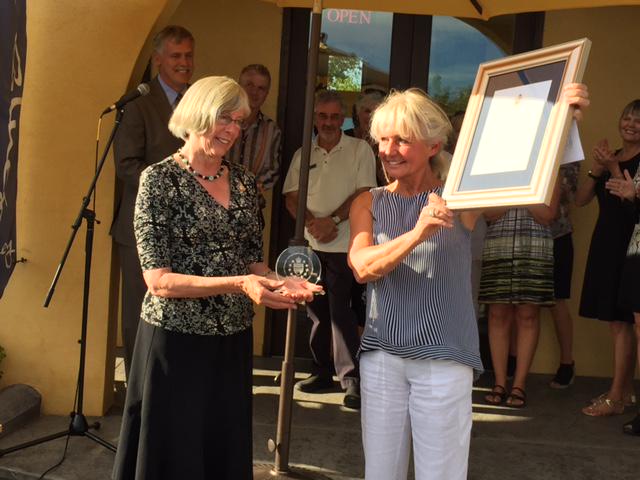 LGJanetAustin's tweet photo. Last night @RubyBluesWinery received the LG Wine Award for their 2014 Commune Viognier. #BCWine http://t.co/KI9bNDVm26