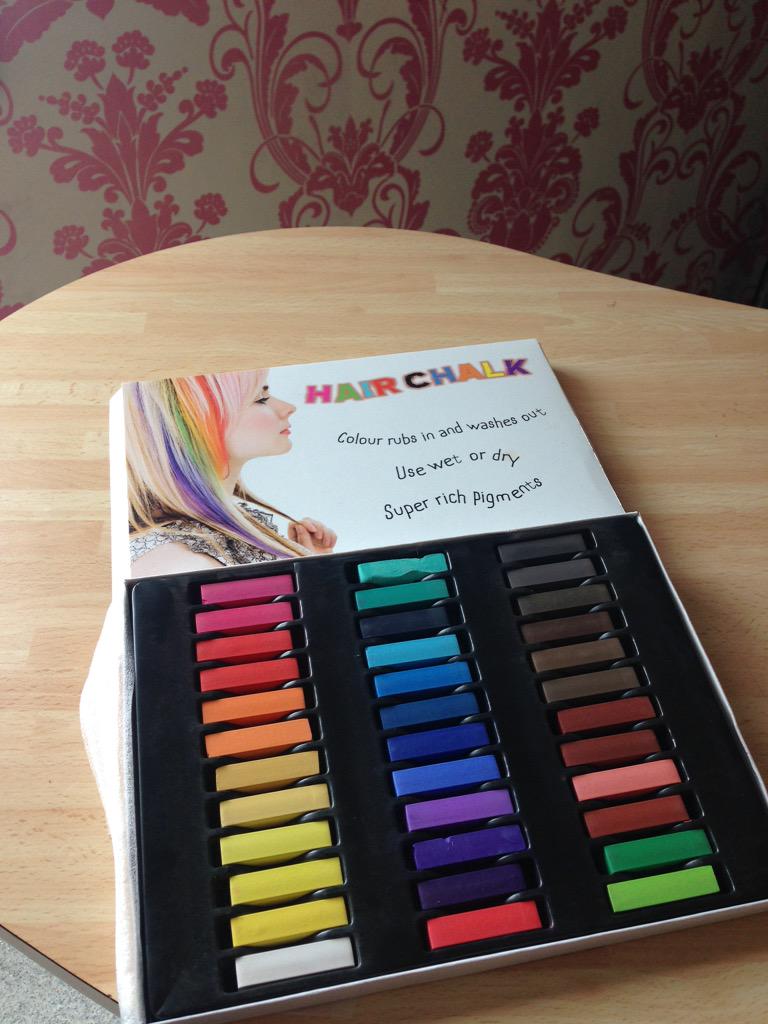 Creativerooms56's tweet photo. Hair chalk, funky temporary hair colour, lasts for one wash, only available for blondes 🙋 http://t.co/YHl7S0RJHX