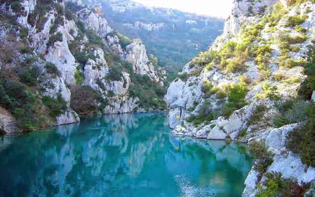 MEMOVoyage's tweet photo. Les gorges du Verdon uniques en Europe. Pôles touristiques majeurs de la Provence.@provencetourism @TourismInFrance http://t.co/mAzAHe4hmZ