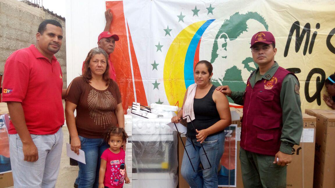 MercalOficial's tweet photo. .@jemercalcarabob entregó 11 cocinas de Mi Casa Bien Equipada en la Base de Misión Villa Alegre #OLPProtegeAlPueblo http://t.co/kZ9o1B60AC