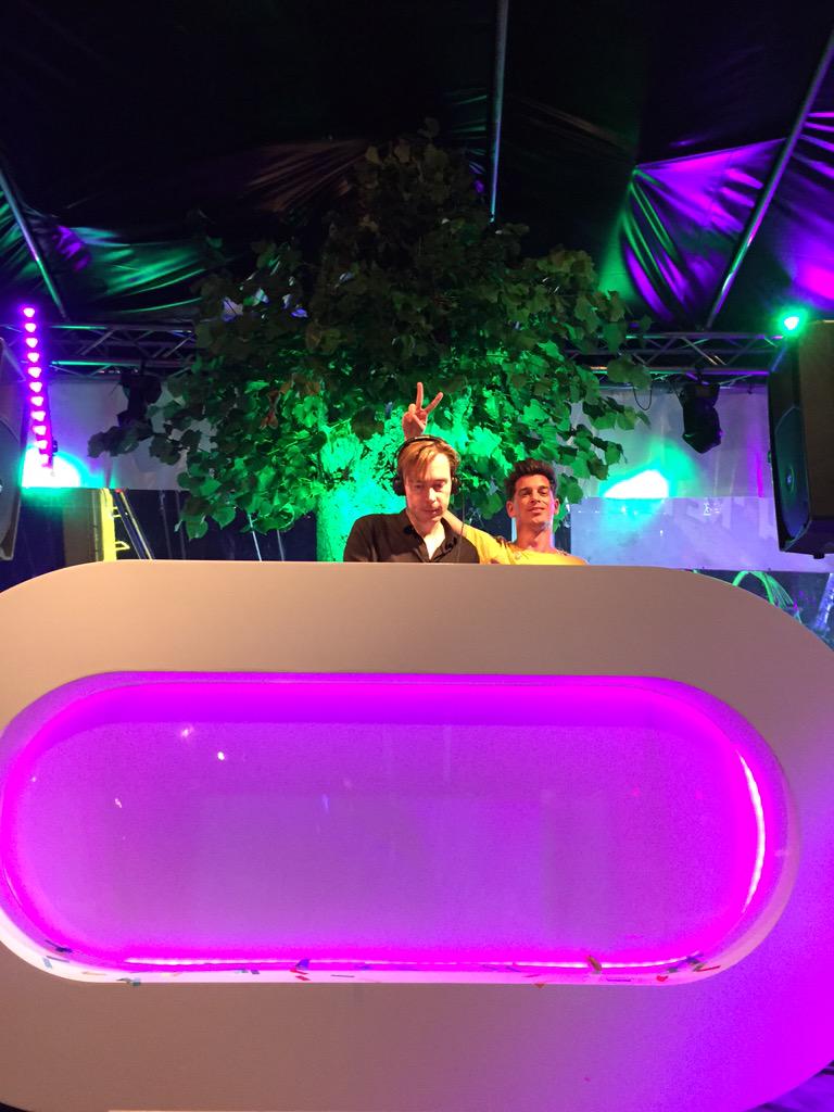 <a href="/Ons_Caffeej/">Ons Caffeej</a> zijn we los met de Mannetjes van de Radio <a href="/mennodeboer/">Menno</a> en <a href="/martijnkolkman/">Martijn Kolkman</a> !