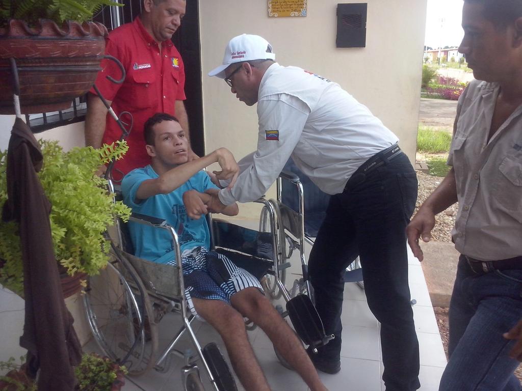 JBPSEMLO's tweet photo. #Ahora Junto a Comuna en Const. Libert. del Sur entregamos silla d ruedas a Luis Jaime #Parare #Maturin @yelitzePSUV_ http://t.co/kxz6qNnOyq