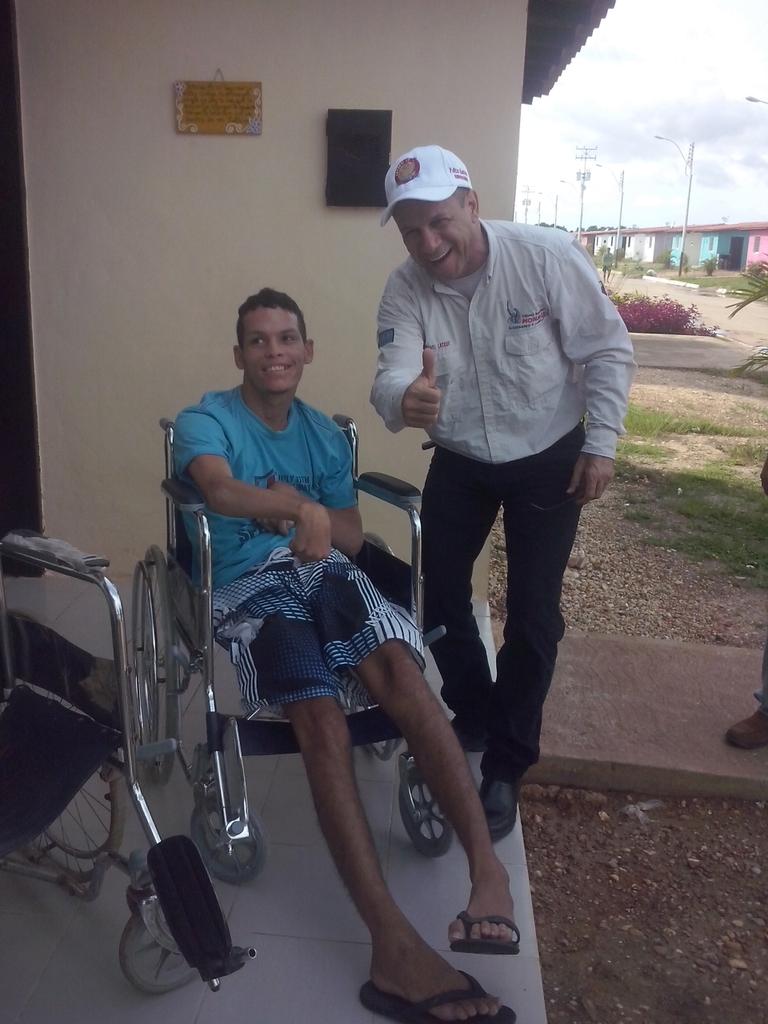 JBPSEMLO's tweet photo. #Ahora Junto a Comuna en Const. Libert. del Sur entregamos silla d ruedas a Luis Jaime #Parare #Maturin @yelitzePSUV_ http://t.co/kxz6qNnOyq