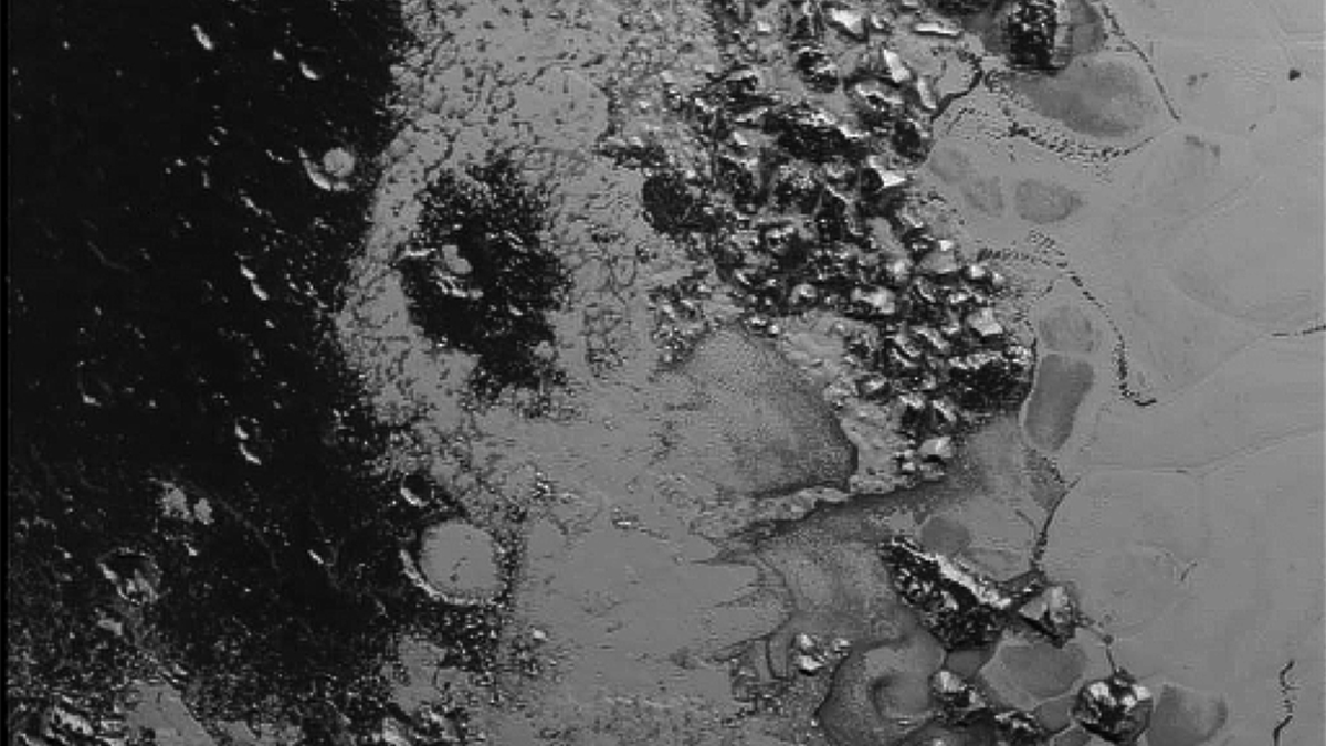 New high-resolution Pluto image shows second icy mountain range theverge.com/2015/7/21/9011…