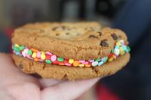 DishcrawlATX's tweet photo. The verdict is in. Here are the best chocolate chip cookies according to science. #Cookies http://t.co/Cfv4e81pc1 http://t.co/bQJ8nrCUaJ