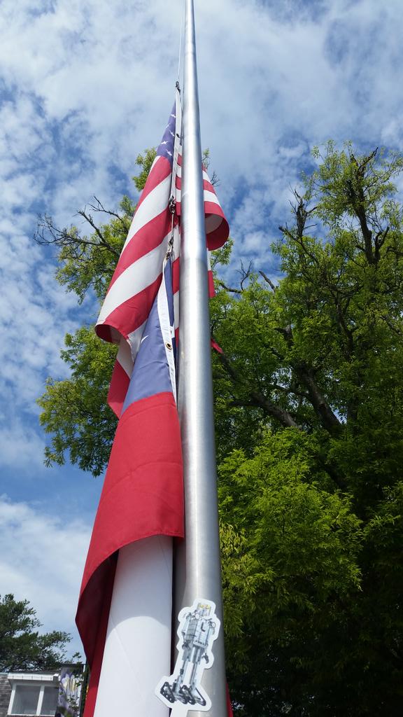 FaithTann's tweet image. Mr Robot salutes the fallen of Chattanooga.
#RoamingMrRobot /TETRIXBYPITSCO