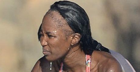 RamzZy_'s tweet photo. Naomi Campbell trying to hide her #KideroGrass with a mbalas http://t.co/vmRlRWvXtz